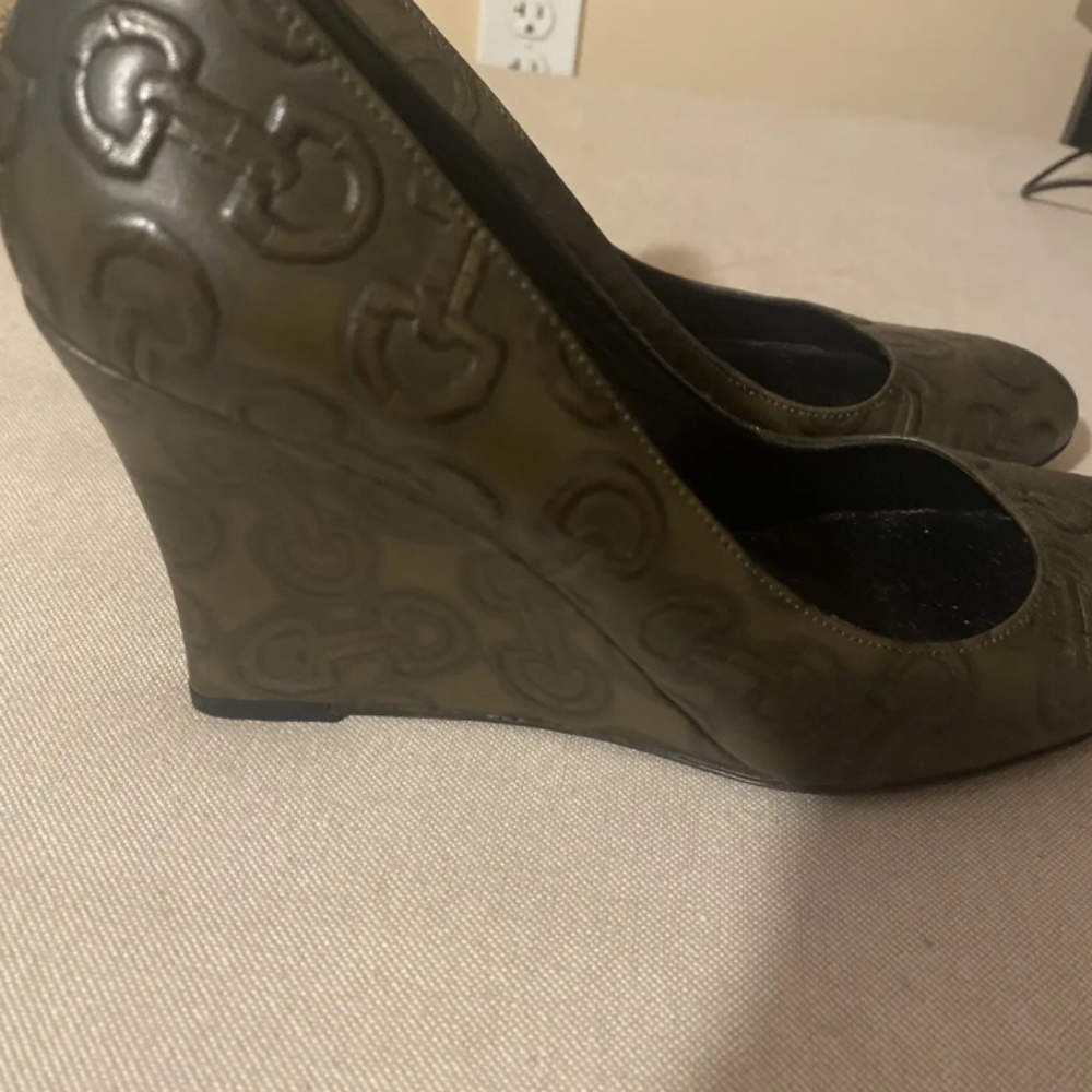 Authentic Gucci vintage wedges embossed Size 38 1/2 GG Logo - Picture 1 of 3